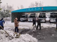 風(fēng)雪中守護(hù)，鄭西職工掃雪除冰，保障就醫(yī)安全